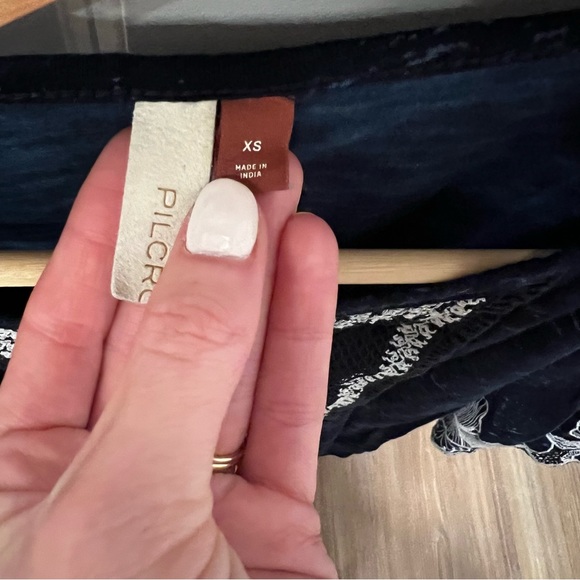 Anthropologie Pilcro Blouse XS Navy Blue White Embroidered Peplum Pullover Top - Picture 5 of 7